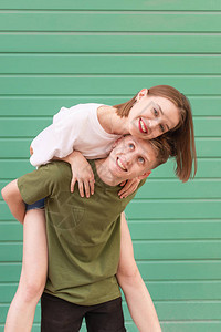 一对幸福的夫妇在绿松石背景上的肖像图片