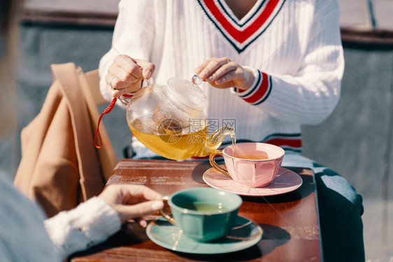 两个有吸引力的女孩享受茶会图片