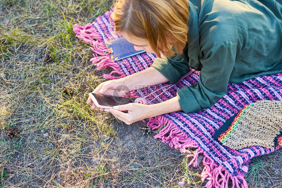 一位中年妇女躺在草地上图片