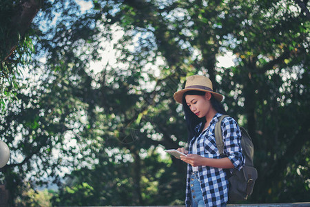 青年女旅行者在森背景图片