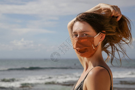 沙滩上戴保护面罩的女人在科罗纳流图片