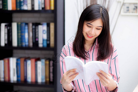 女孩学习文学教育与生活方式概念图片