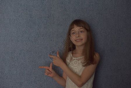 肖像蓝色壁纸背景上的9岁女孩在期间图片