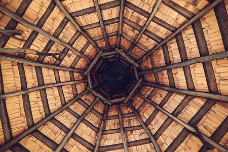 木制凉亭的内部屋顶横梁凉亭的建筑设计和框架木结构旧木天花板里面的亭图片