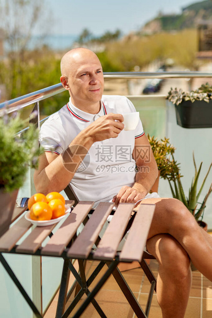 在海滨附近的酒店露台度假渡的男图片