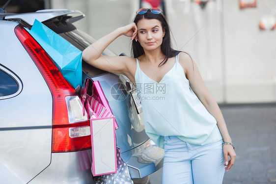 想把她的零售品装进车里的女人没有足够的空间去买东西购物女郎图片
