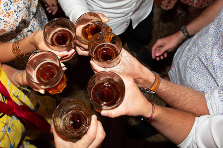 将敬酒素材在酒吧为朋友欢呼的节日派对将杯子与饮背景