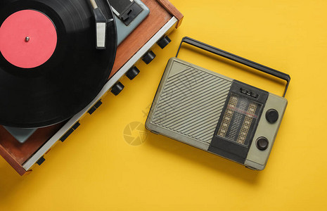Retro无线电接收器黄色背景的旧式乙烯基玩家Media70s图片