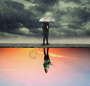 一个女人在雨中撑伞的半分裂形象和一个在阳光明媚的日子里倒挂的形象积极和消极的心态好的和坏的概念精神疾图片