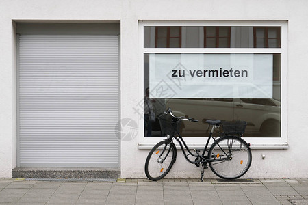 商店橱窗里的德国空缺标志图片