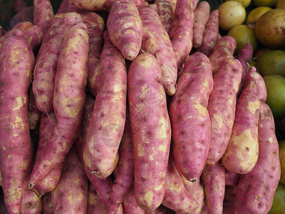 供市场销售的新鲜紫色甘薯新品皮囊图片