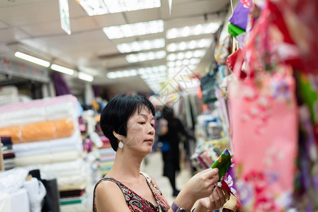 妇女在商铺永乐市场台北亚洲等图片