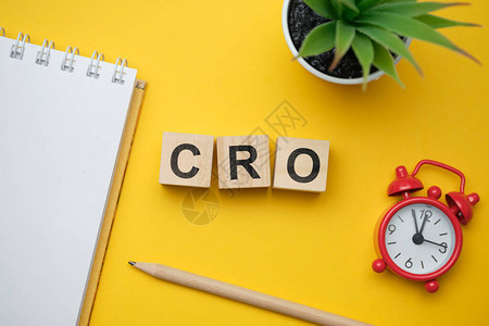 现代营销流行语CRO转化率优化带块的木桌上的顶视图图片