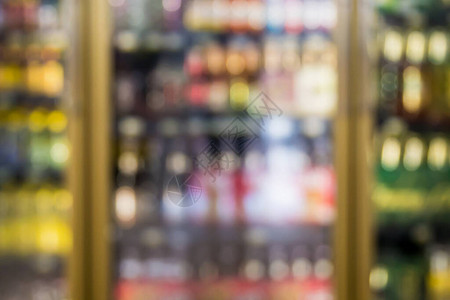 在超市或便利店冷冰柜的架子上展示的含模糊的冷图片