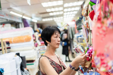 妇女在商铺永乐市场台北亚洲等图片