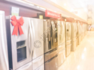 复古色调模糊了零售店一排的家电设备带制冰机的法式对开门冰箱的全新选择美国德克萨斯州欧文的一图片