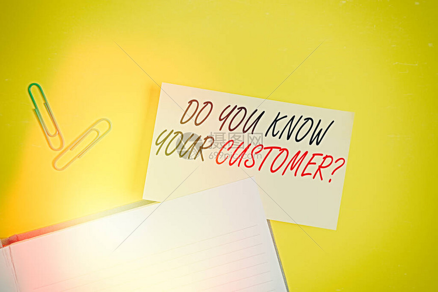 写笔记显示你知道你的客户问题的商业概念用信息识别客户黄桌上有复制空图片