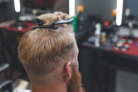 美发服务理发店的发型设计过程剪发时图片