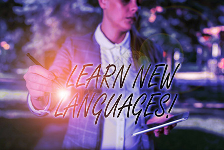 显示学习新语言的文字符号商务照片文本培养外语交流能力户外背景与商务女手持笔图片