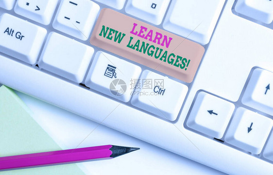 显示新语言的文字符号商务照片展示开发外语交流能力的白色pc键盘图片