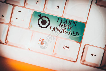 显示学习新语言的文字符号商务照片展示开发外语交流能力的白色pc键盘图片