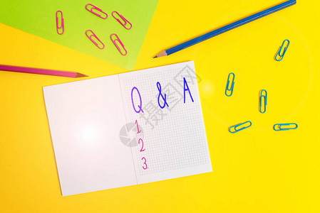 显示Q和A的书写笔记定义为问题和答案的商业概念空白方形笔记本铅笔标记背景图片