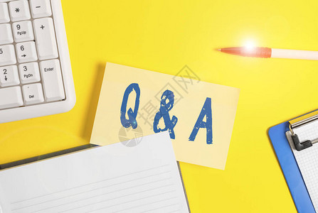 文字书写文本Q和A商业照片展示定义为问题被问和回答黄色桌子上有复制空图片
