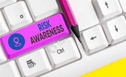 显示风险意识的书写笔记识别可能导致危及生命影响的因素的商业概念彩色键盘图片