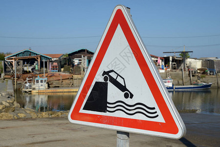 指示有落水风险的路标背景图片