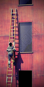 消防员在木制梯子上行动具有久图片