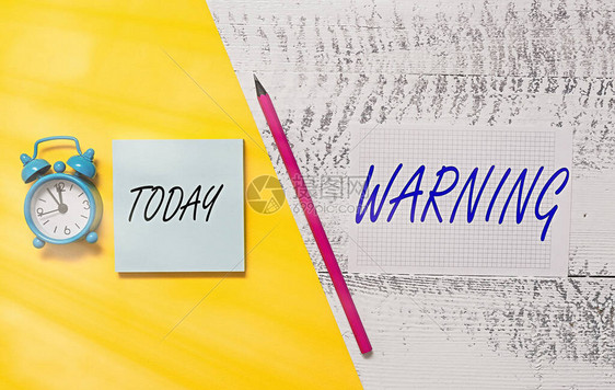 显示警告的书写笔记指示可能或即将发生危险的声明或事件的商业概念记事本标记彩色纸页复古图片