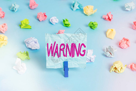 手写文本警告指示可能或即将发生危险的概念照片声明或事件彩色皱褶纸空提醒蓝色图片