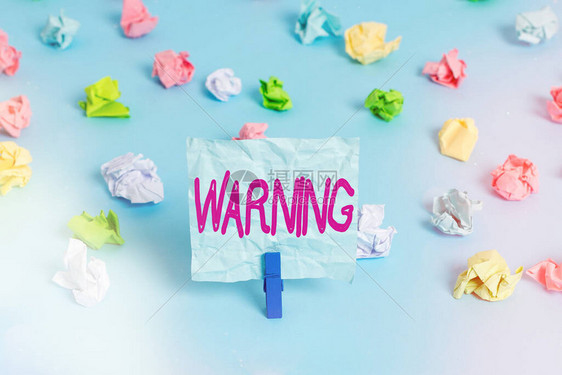 手写文本警告指示可能或即将发生危险的概念照片声明或事件彩色皱褶纸空提醒蓝色图片