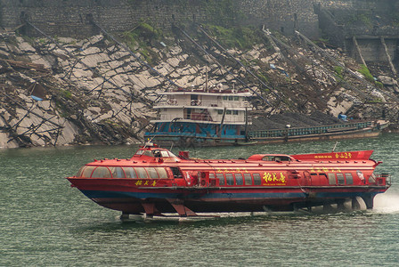 长江西陵峡谷般的红色快渡船特写镜头飞过水面图片