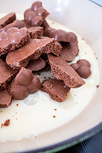块巧克力碎在一块凝胶牛奶中图片