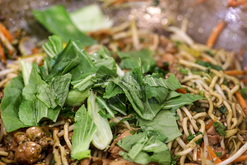 鸡肉炒面是餐馆提供的一种流行的东方菜肴高清图片下载 正版图片504604496 摄图网