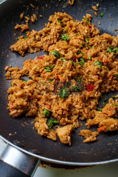 用炉灶炒鸡炒饭图片