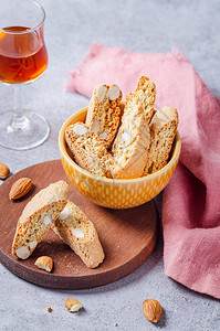 意大利的Tuscan传统曲奇饼罐头和沙漠葡图片