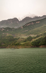 长江西岭峡谷绿色洼地的梯田耕作图片