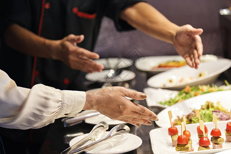 宴会经理和餐厅主厨的手图片