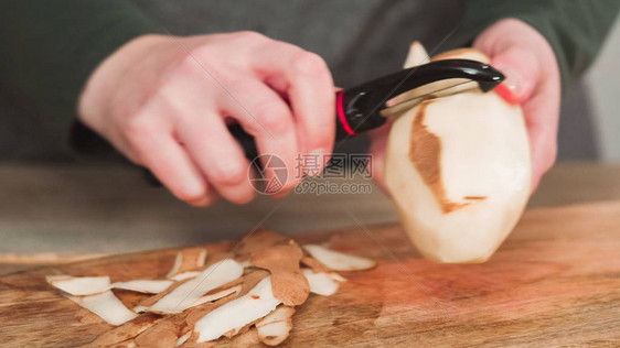 用土豆削皮器削皮有机黄土豆图片