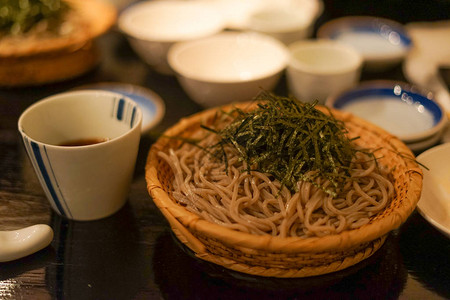 不倒翁荞麦面条餐厅日语Zaru背景