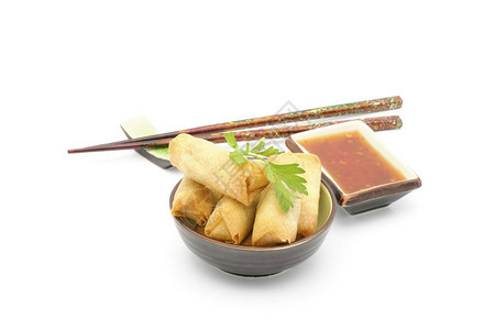 一碗素食泰国春卷配有白色的辣椒薄荷酱图片