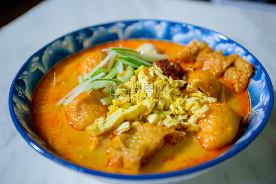 Laksa是东南亚Peranakan美食中流行的辣味面条汤图片