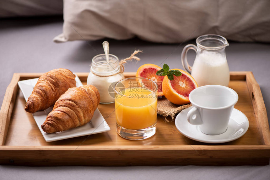 非洲大陆早餐早餐盘在床上咖啡橙汁和羊角图片