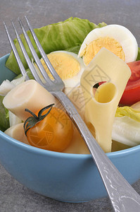 混合沙拉放在碗里用叉子特写高清图片