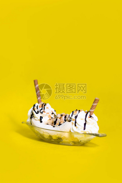 在GlasschalemitWaffelroellchen的Bananensplit图片