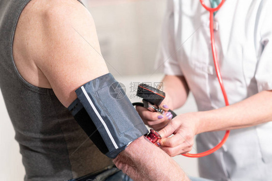 用血压计测量血压图片