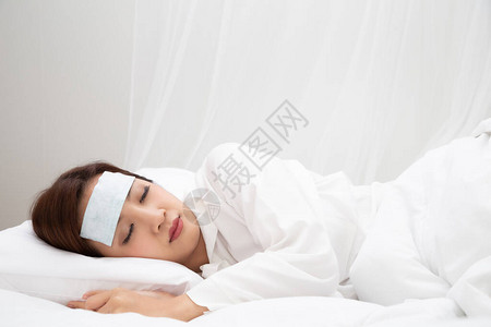 家中睡在白床上发高烧的亚洲青年妇女图片