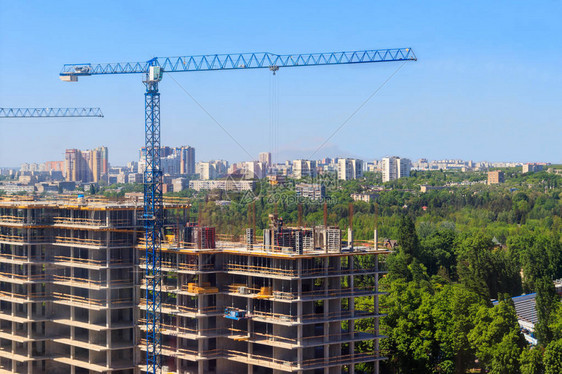 建筑起重机和在建房屋图片